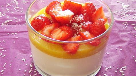 La Panna Cotta La Noix De Coco Coulis La Mangue Et Fraises