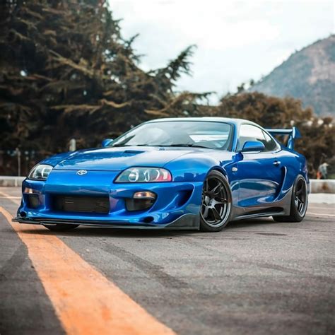 Um Carro Toyota Supra Mk4 Em Uma Estrada Foto Premium