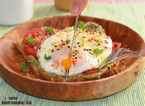 Tostada De Hummus De Kale Con Tomate Y Huevo A La Plancha Un Desayuno