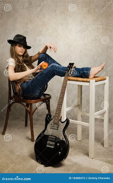 Muchacha Del Adolescente Con La Guitarra El Ctrica Y La Manzana Imagen