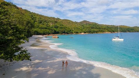 Praslin Seychelles Isla Tropical Con Playas Blancas Y Palmeras Pareja