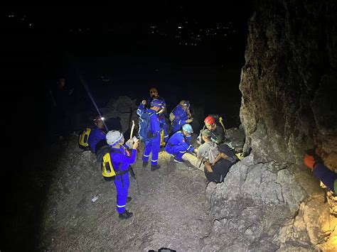 警民联合搜救7小时，2名被困“驴友”成功脱险蓝天救援队登山雷雳