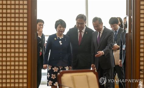 한중일 외교장관 3국 정상회의 준비 가속화연내 개최는 불발 한국경제