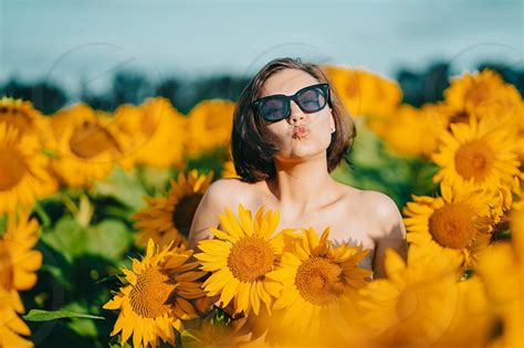 Nude Woman In Field Of Flowers Telegraph