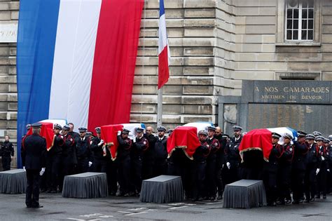 Macron Rinde Homenaje A Los Polic As Asesinados Por Colega