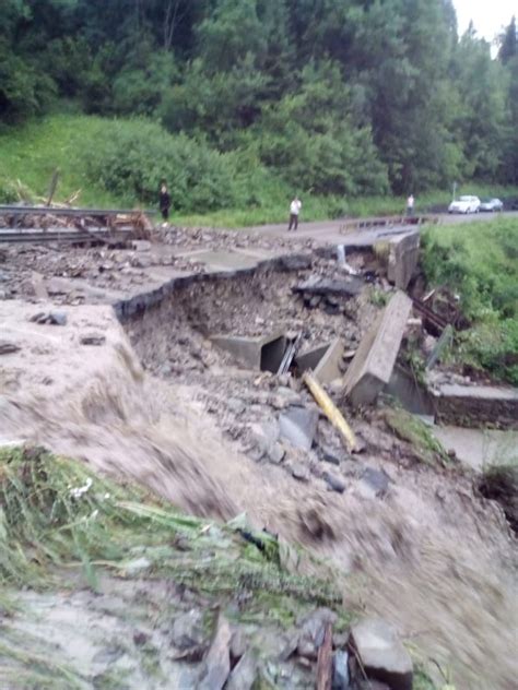 Neamţ S a rupt o bucată din Drumul Naţional 15 Circulaţie pe un