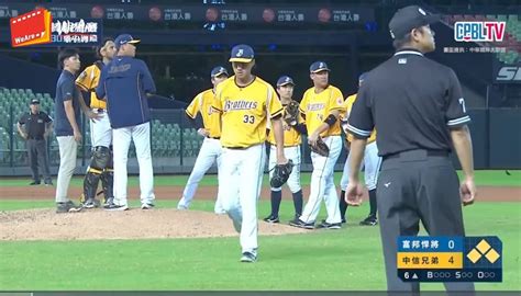 分享 一壘審：哦唔~這個球丟的好遠 Baseball板 Disp Bbs