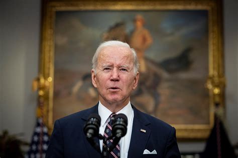 Biden propone que aerolíneas indemnicen a pasajeros si hacen cambios