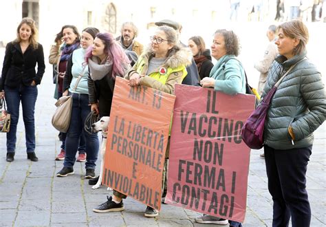 Dalla Piazza Al Palazzo Il Convegno No Vax Benedetto Dal Comune