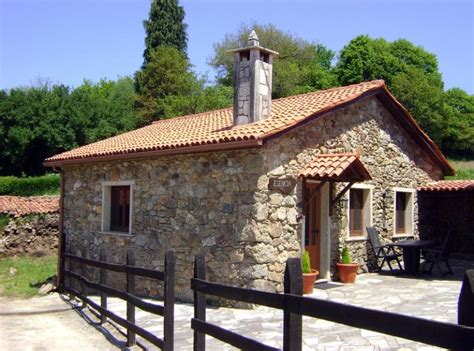 Casas De Piedra En El Campo Arkihome