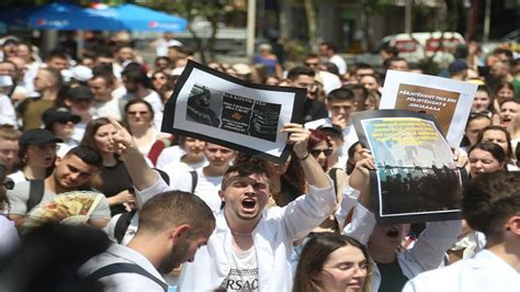 Poshtë diktatura Studentët e Mjekësisë protestojnë para Kuvendit