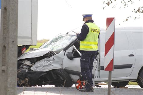 Powa Ny Wypadek Na Dk W Abikowie Jedna Osoba Zosta A Ranna Trasa