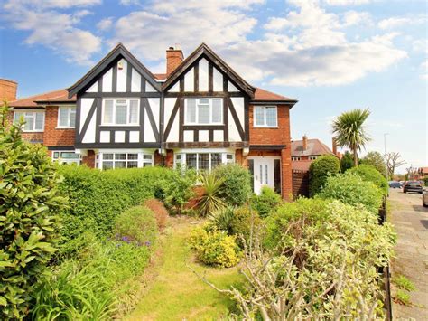 3 Bed Semi Detached House To Rent In Cumberland Avenue Beeston