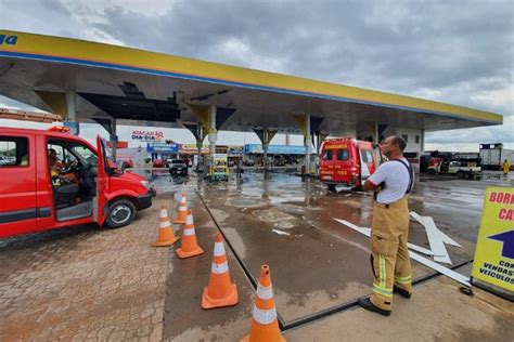 Forro do teto desaba em posto de gasolina no DF Metrópoles