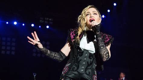 Madonna Danse Dans Un Restaurant De La Havane Pour Ses Ans