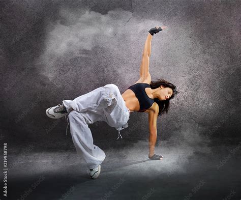 Female Hip Hop Dancer Wallpaper