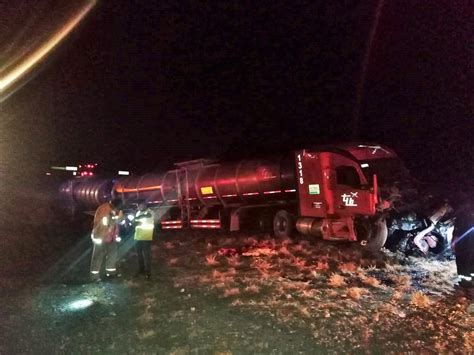 Tr Iler Se Sale Del Camino En Autopista G Mez Palacio Durango Chofer