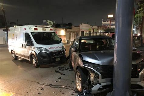 Chocan ambulancia y camioneta en avenida Díaz Mirón de Veracruz xeu