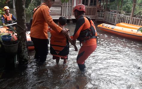 Bantu Evakuasi Warga Terdampak Banjir Di Sekayu Basarnas Palembang