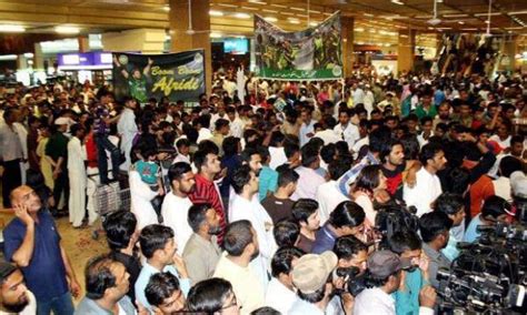 Fans Gather at Karachi Airport to Welcome Pakistan Cricket team players ...