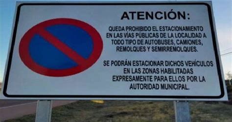 Prohibido estacionar en la vía pública autobuses camiones remolques y