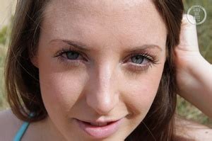 Steaming Hot Chick Wearing Sunglasses Teases With Her Ba XXX Dessert