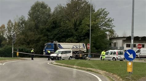 Travolto Sulla Rotatoria Da Un Auto Ferito Scooterista