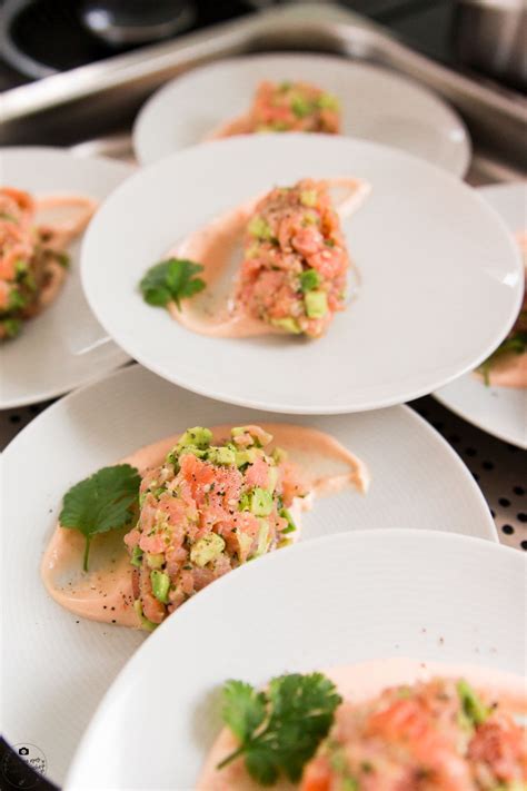 Lachs Avocado Tatar mit Zitronen Sriracha Mayonnaise Schätze aus