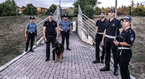 Firenze Il Cane Batman Scopre Droga Nel Parco Un 21enne Si Tuffa Nell