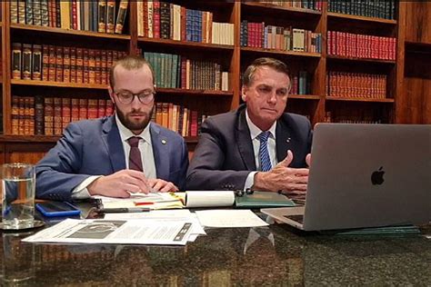 Bolsonaro cometeu crime no vazamento de informações em live conclui PF