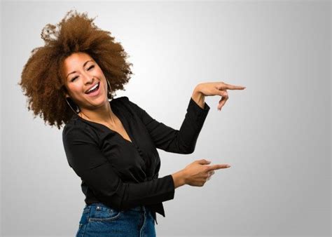 Afro Mulher Apontando Para O Lado Foto Premium Professional