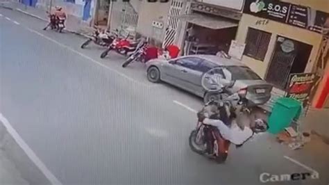 V Deo Homem Empinando Moto Perde Controle E Bate Em Outras Motocicletas