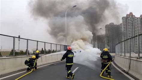 济南高架桥上一私家车自燃，消防紧急救援澎湃号·媒体澎湃新闻 The Paper