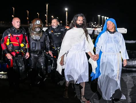 Realizaron el tradicional Vía Crucis submarino en Puerto Madryn OPI