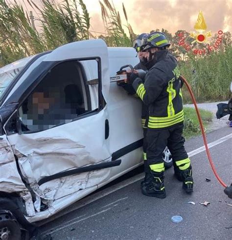 Incidente Stradale Quattro I Veicoli Coinvolti Ferito Un Conducente