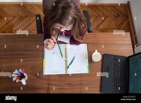 Belle petite fille blonde avec des lunettes et robe violette à dessiner ou à colorier ou de
