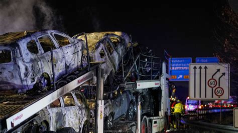 A Frankfurt Offenbach Mit Autos Beladener Lkw Brennt Aus Ersthelfer