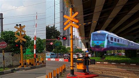 Fantastic Kereta Listrik Commuter Line Perlintasan Kereta Api