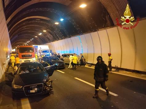 Incidente Sull Autostrada A Scontro Tra Auto In Galleria