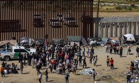 Migrantes en frontera sur de México acusan a autoridades de bloquearlos