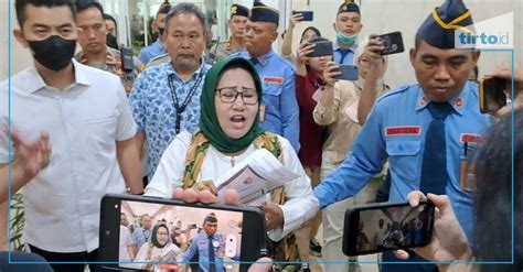 Wanita Korban Investasi Bodong Interupsi Rapat Dpr Kapolri