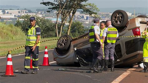 Motorista Morre E Passageira Fica Ferida Ap S Carro Capotar Em Rodovia