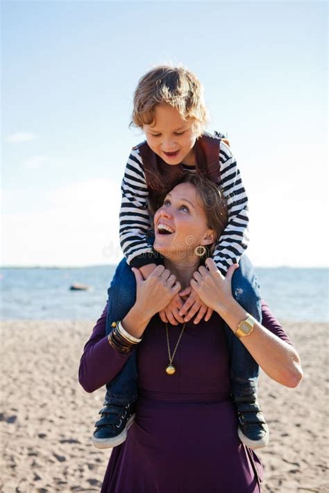 Madre E Hijo En La Playa Foto De Archivo Imagen De Hijo