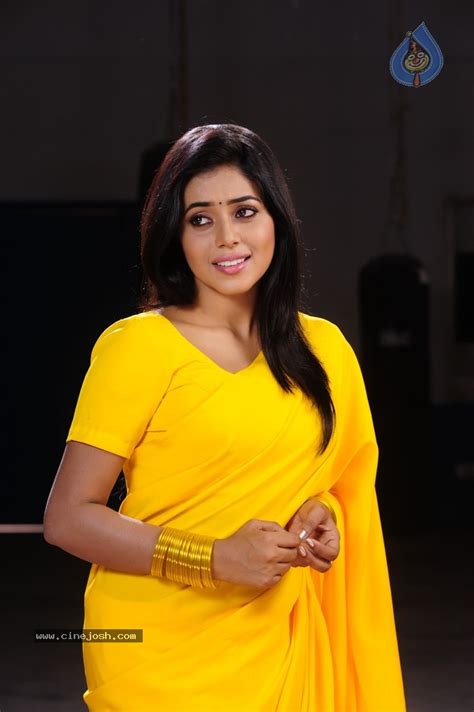 Poorna Hot Gallery Photo 55 Of 71