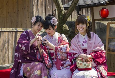 Tr S Meninas Japonesas Que Vestem Se Como A Gueixa Em Um Parque Em