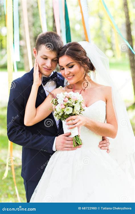 Huwelijkspaar Die Bruid Die Een Boeket Van Bloemen Houden De