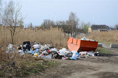 El Bote De Basura Está Lleno De Basura Y Desechos Retiro Intempestivo