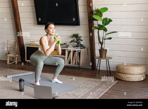 Mujer haciendo sentadillas con pesas fotografías e imágenes de alta