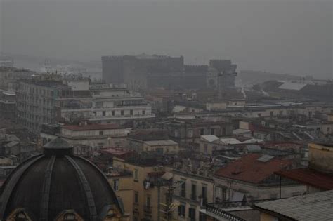 Napoli Avvolta Dalla Nebbia Linsolito Scenario Corriere It