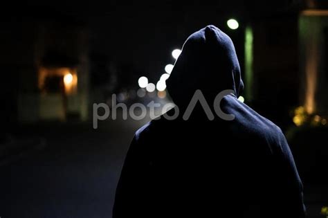 フードを被った怪しい男性の後ろ姿 No 22308403｜写真素材なら「写真ac」無料（フリー）ダウンロードok